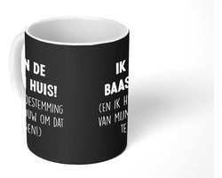 Mok - Koffiemok - Spreuken - 'Ik ben de baas in huis!' - Quotes - Vrouw - Mokken - 350 ML - Beker - Koffiemokken - Theemok - Mok met tekst