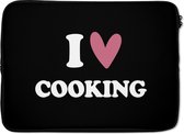 Laptophoes 13 inch - I love cooking - Koken - Hartje - Kookliefhebber - Kok - Spreuken - Laptop sleeve - Binnenmaat 32x22,5 cm - Zwarte achterkant