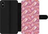 Bookcase Geschikt voor iPhone XS telefoonhoesje - Meiden - Veren - Roze - Patronen - Girl - Kids - Kinderen - Met vakjes - Wallet case met magneetsluiting