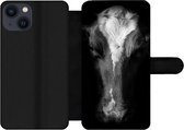 Bookcase Geschikt voor iPhone 13 telefoonhoesje - Portretfoto koe op zwarte achtergrond in zwart-wit - Met vakjes - Wallet case met magneetsluiting