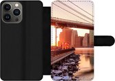 Bookcase Geschikt voor iPhone 13 Pro telefoonhoesje - New York - Brooklyn - Bridge - Met vakjes - Wallet case met magneetsluiting