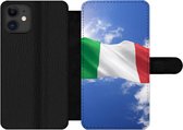 Bookcase Geschikt voor iPhone 12 Pro telefoonhoesje - De vlag van Italië wappert in de lucht - Met vakjes - Wallet case met magneetsluiting