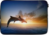 Laptophoes 14 inch - Twee springende dolfijnen in het water - Laptop sleeve - Binnenmaat 34x23,5 cm - Zwarte achterkant