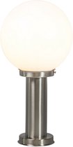 Staande buitenlamp van geborsteld staal met witte bolvormige kap, deels verlicht.