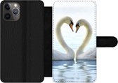Bookcase Geschikt voor iPhone 11 Pro Max telefoonhoesje - Zwanen - Hart - Koppel - Met vakjes - Wallet case met magneetsluiting