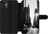 Bookcase Geschikt voor iPhone 11 telefoonhoesje - Een rustige straat in New York in zwart-wit - Met vakjes - Wallet case met magneetsluiting