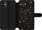 Bookcase Geschikt voor iPhone 11 telefoonhoesje - Gouden vlokken op een zwarte achtergrond - Met vakjes - Wallet case met magneetsluiting