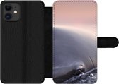 Bookcase Geschikt voor iPhone 11 telefoonhoesje - Dolfijn - Water - Close up - Met vakjes - Wallet case met magneetsluiting