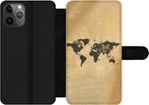 Bookcase Geschikt voor iPhone 11 Pro Max telefoonhoesje - Wereldkaart - Kaart - Spreuken - Met vakjes - Wallet case met magneetsluiting
