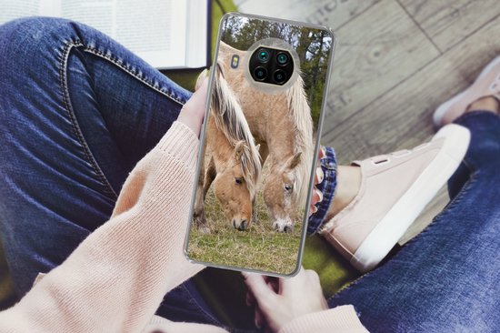 Xiaomi Mi 10T Lite 5G - Deux chevaux du fjord broutant dans un champ d'herbe - Coque en Siliconen pour téléphone