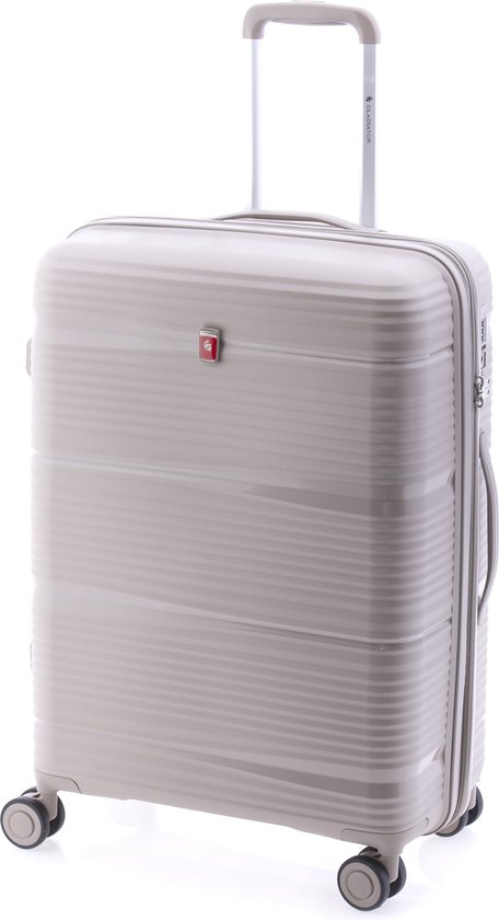 Beige koffer met horizontale ribbels, vier wielen, een uitschuifbaar handvat en een rood logo.