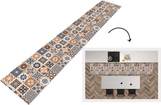 Tapis de cuisine avec un motif de carreaux rétro dans des tons bleus, oranges et beiges. Dimensions 300x50 cm.