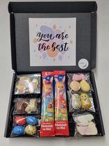 Kids Paas Snoeperij Pakket - Brievenbus box met verschillende chocolade en snoeplekkernijen en vrolijke Paasstickers - Mystery Card 'You are the Best' met persoonlijke online (video) boodschap | Cadeaubox | Chocoladebox | Snoepbox | Kidsbox