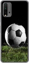 Geschikt voor Xiaomi Redmi 9T hoesje - Voetbal in het gras - Siliconen Telefoonhoesje