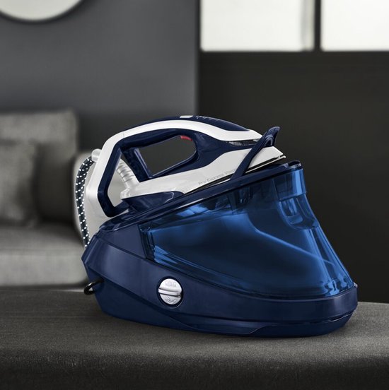 Donkerblauwe Tefal stoomgenerator met een transparante waterreservoir en een witte strijkijzer.