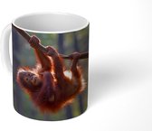Mok - Jonge orang-oetan hangend aan tak - 350 ML - Beker - Uitdeelcadeautjes