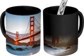 Magische Mok - Foto op Warmte Mok - Golden Gate Bridge met blauwe zonsondergang en blauw water - 350 ML - Uitdeelcadeautjes