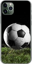 Geschikt voor iPhone 11 Pro Max hoesje - Voetbal in het gras - Siliconen Telefoonhoesje