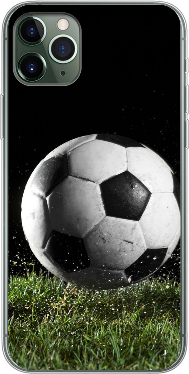 Telefoonhoesje Geschikt voor iPhone 11 Pro Max hoesje - Voetbal in het gras - Siliconen Telefoonhoesje Telefoonhoesje