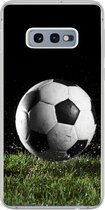 Geschikt voor Samsung Galaxy S10e hoesje - Voetbal in het gras - Siliconen Telefoonhoesje