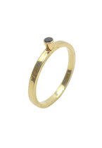 14 karaat geel gouden ring, hoogglans gepolijst 2mm breed met op de ring een gouden conische zetkast met een buitenmaat van 2,8mm waarin een zwarte diamant is gezet.