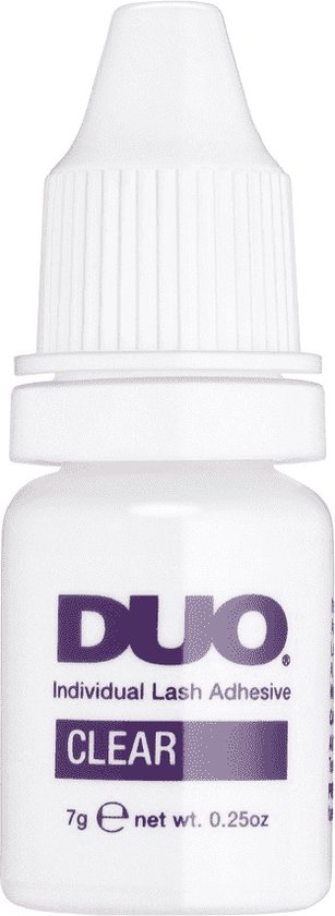 Een flesje DUO Individual Lash Adhesive CLEAR in een studio-opname.