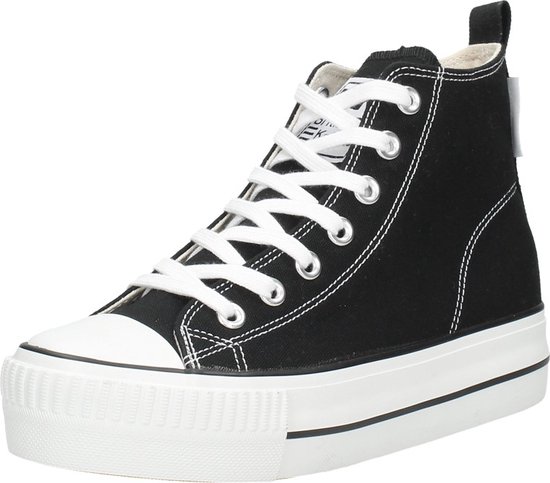 Zwarte hoge canvas sneaker met witte veters en dikke plateauzool.