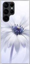 Geschikt voor Samsung Galaxy S22 Ultra hoesje - Bloem - Abstract - Wit - Siliconen Telefoonhoesje