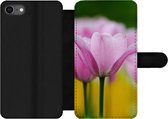 Bookcase Geschikt voor iPhone 8 telefoonhoesje - Bloemen - Tulpen - Roze - Met vakjes - Wallet case met magneetsluiting