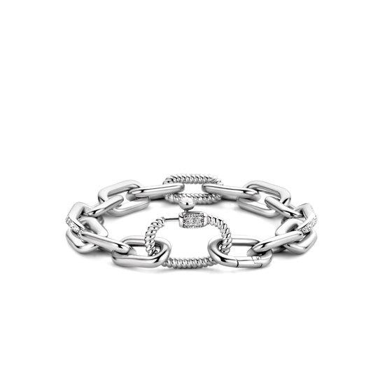 Bracelet à maillons argentés avec fermoir détaillé et petites pierres sur fond noir.