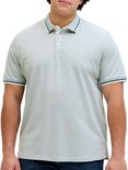 Lichtgroene polo met witte kraag en groen-witte boordjes. Klein wit '&' logo op de borst.
