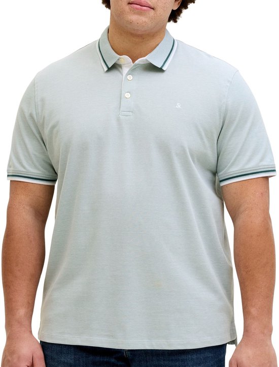Lichtgroene polo met witte kraag en groen-witte boordjes. Klein wit '&' logo op de borst.