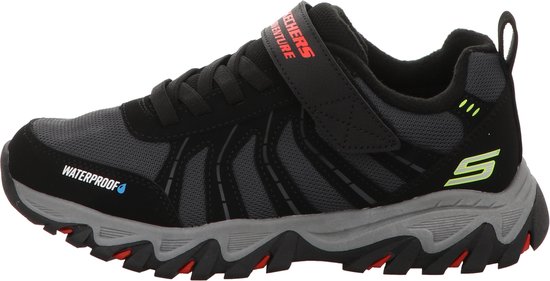 Zwarte Skechers outdoorschoen met grijze accenten, klittenbandsluiting en rode zooldetails. Met "WATERPROOF" logo.