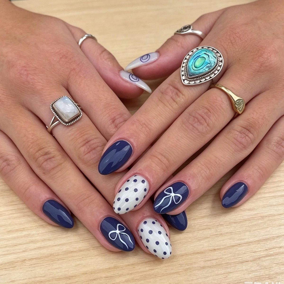 Solidchoice - Set van 24 Korte Amandelvormige Press-On Nagels met Strik en Stippen