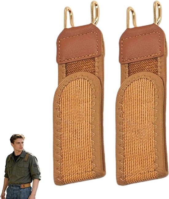 Twee bruine, stoffen riemverlengstukken met een leren lipje en goudkleurige gesp. Een mannelijk model draagt een kaki shirt en spijkerbroek met bruine riem.
