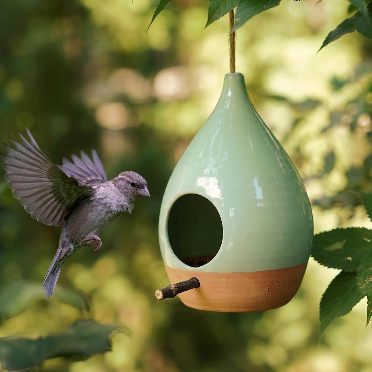 Vogelhuisje hangend 13 x 20 cm - keramiek groen en terracotta - vorstbestendig - perfect voor buiten - ShopVlot