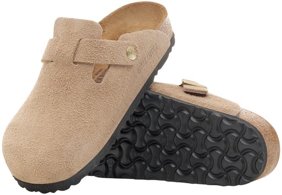 Paar sandkleurige suède Birkenstock clogs met gespen, één met de zool omhoog.