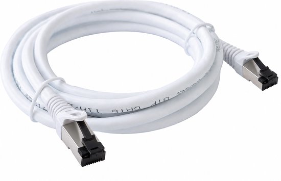Opgerolde witte CAT8 internetkabel van NexCable met zilverkleurige RJ45 connectoren.