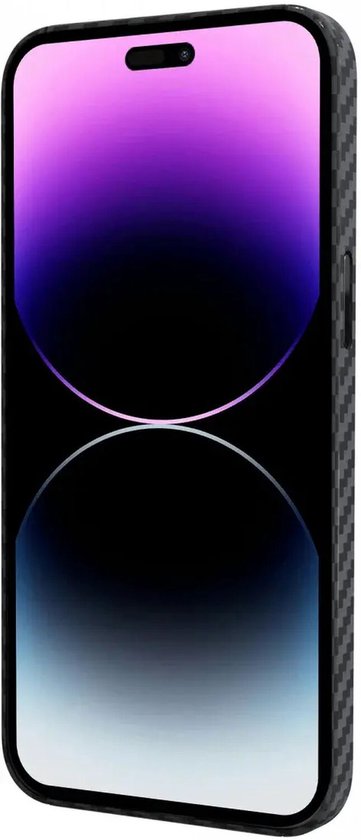 Smartphone met zwart carbon patroon hoesje en een paars en roze behang.
