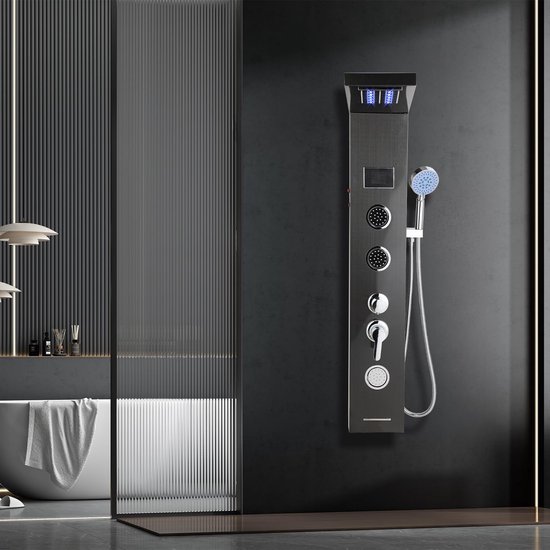 Modern zwart douchepaneel met douchekop, handdouche, massagejets en blauwe LED-verlichting, geïnstalleerd in een luxe badkamer.