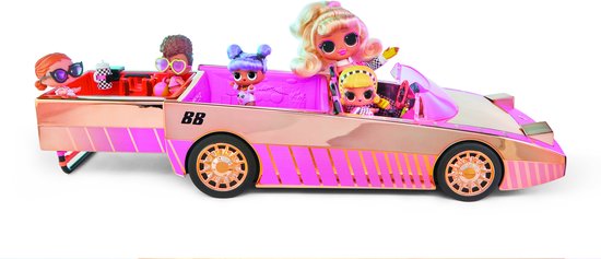 Vier poppen in een roze en crème cabriolet met gouden accenten, strepen en een zwembadaanhanger.