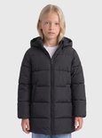 Model met blond haar draagt een lange, donkergrijze pufferjas met capuchon en rits.