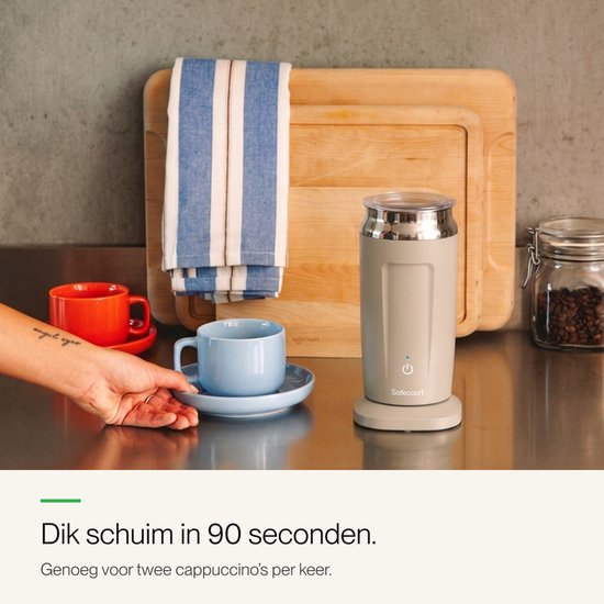 Beige melkopschuimer met een blauw gloeiend aan-uit icoon. Een hand pakt een lichtblauw schoteltje met kopje op. Een rode kop staat ernaast.