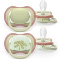 Twee lichtgroene Philips Avent fopspenen met een roze rand en een vlinderprint.