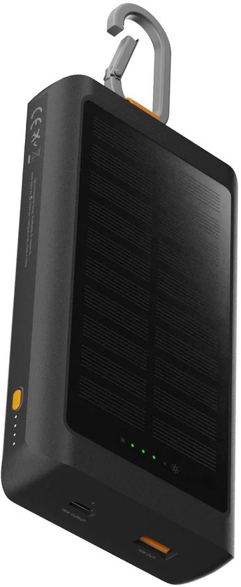 Zwarte Xtorm powerbank van 10.000 mAh met een zonnepaneel aan de voorkant, karabijnhaak en LED indicatoren.