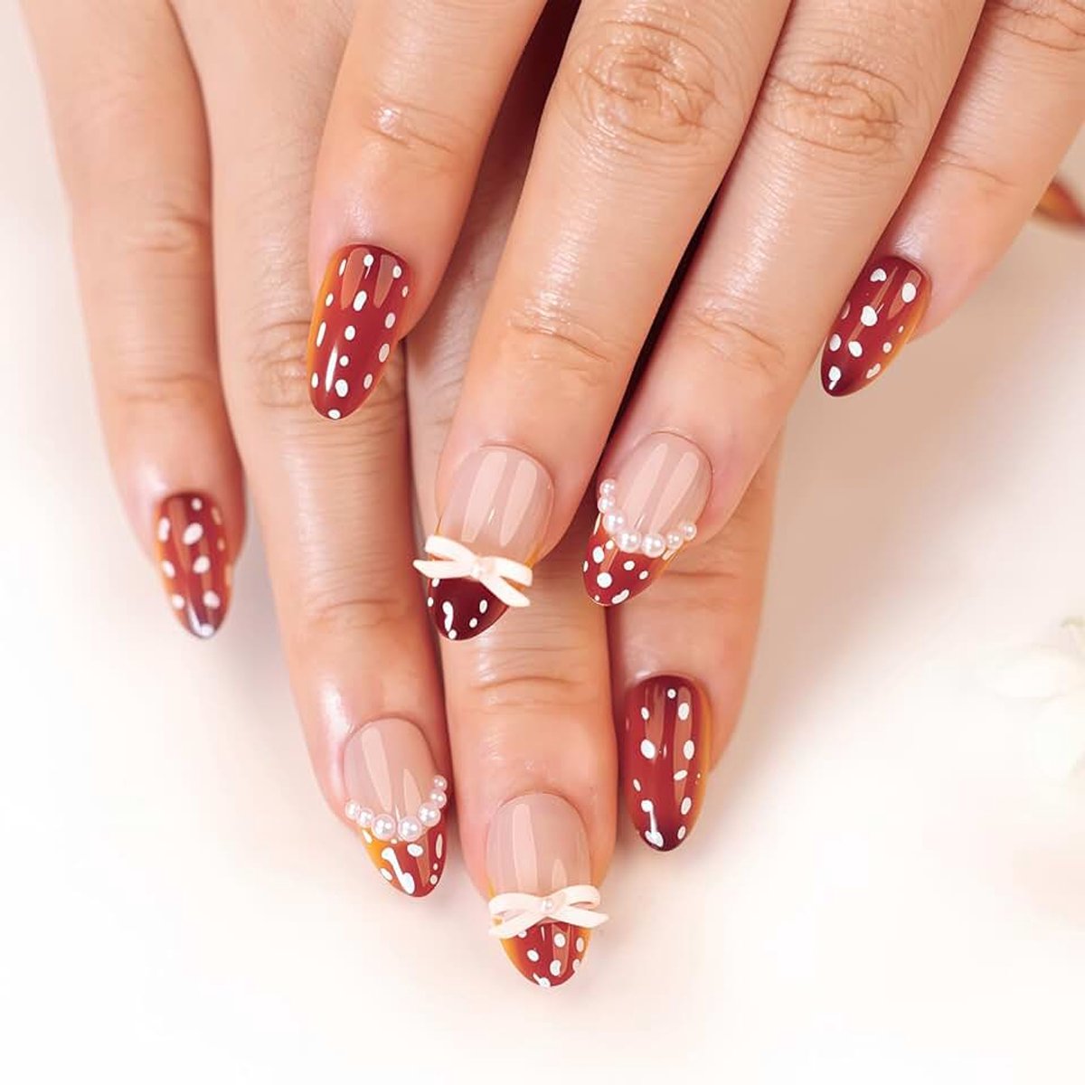 24 Stk Braun Press On Nails, Kurze Almond Fake Nails met Polka Dot Strik voor Vrouwen, Meisjes, Beginners voor Dagelijks Gebruik, Feesten, Decoratie (Bruin)