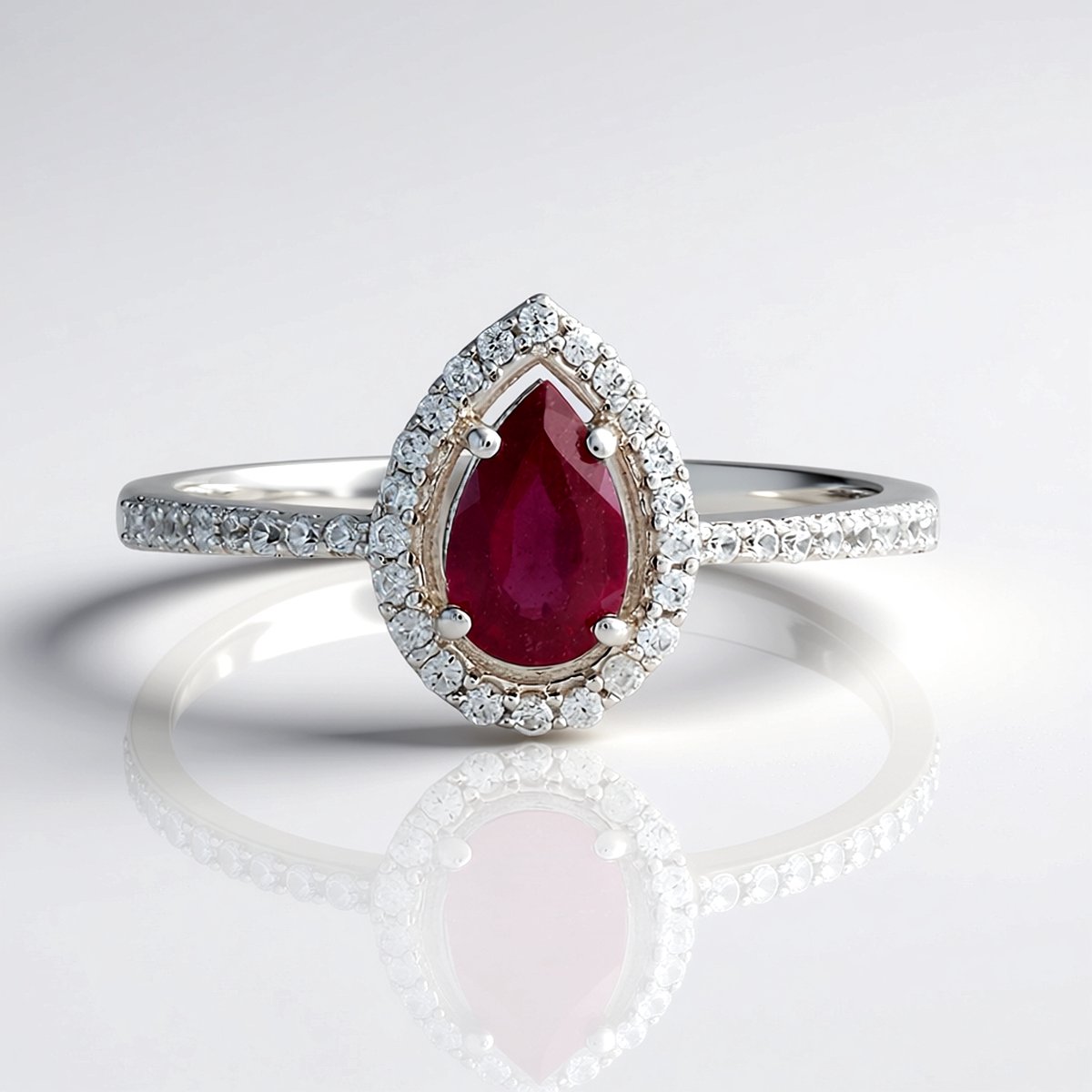 Cavill - Zilveren Ring met 0,936 Ct Peervormige Madagaskar Robijn - 925 Sterling Zilver Gerhodineerd - 38 Zirkonia's Pavé - Elegante Luxe Cocktailring