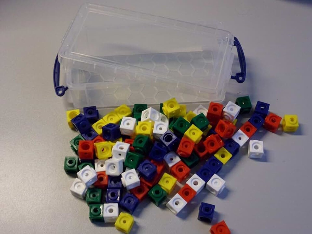 100 steekdobbelstenen in de praktische doos, 1,7 cm, aan alle kanten insteekbaar. 5-farbig (rot,gelb,grün,blau,weiß)