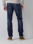 Achterkant van een man in donkerblauwe, regular tapered fit jeans met lichte wassing. Broekspijpen omgeslagen.