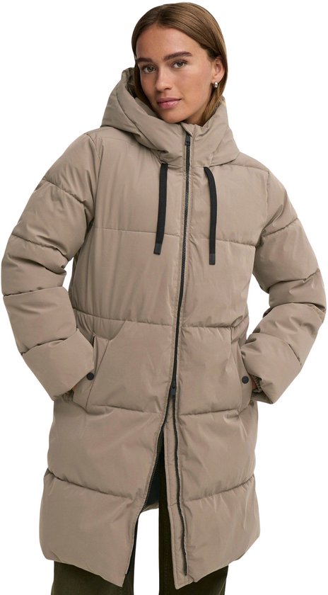 Bruine, lange winterjas met capuchon, gedragen door een model, handen in de zakken.